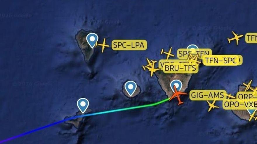 Un vuelo transatlántico aterriza de emergencia en Tenerife Sur por una urgencia médica