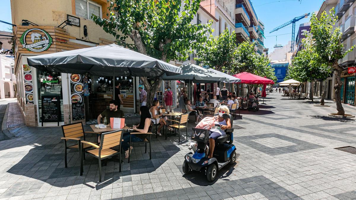 Los turistas podrán comer en bares de Benidorm.