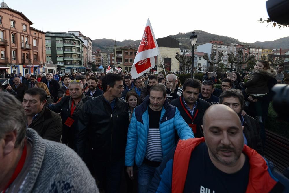 Acto político de Pedro Sánchez en El Entrego