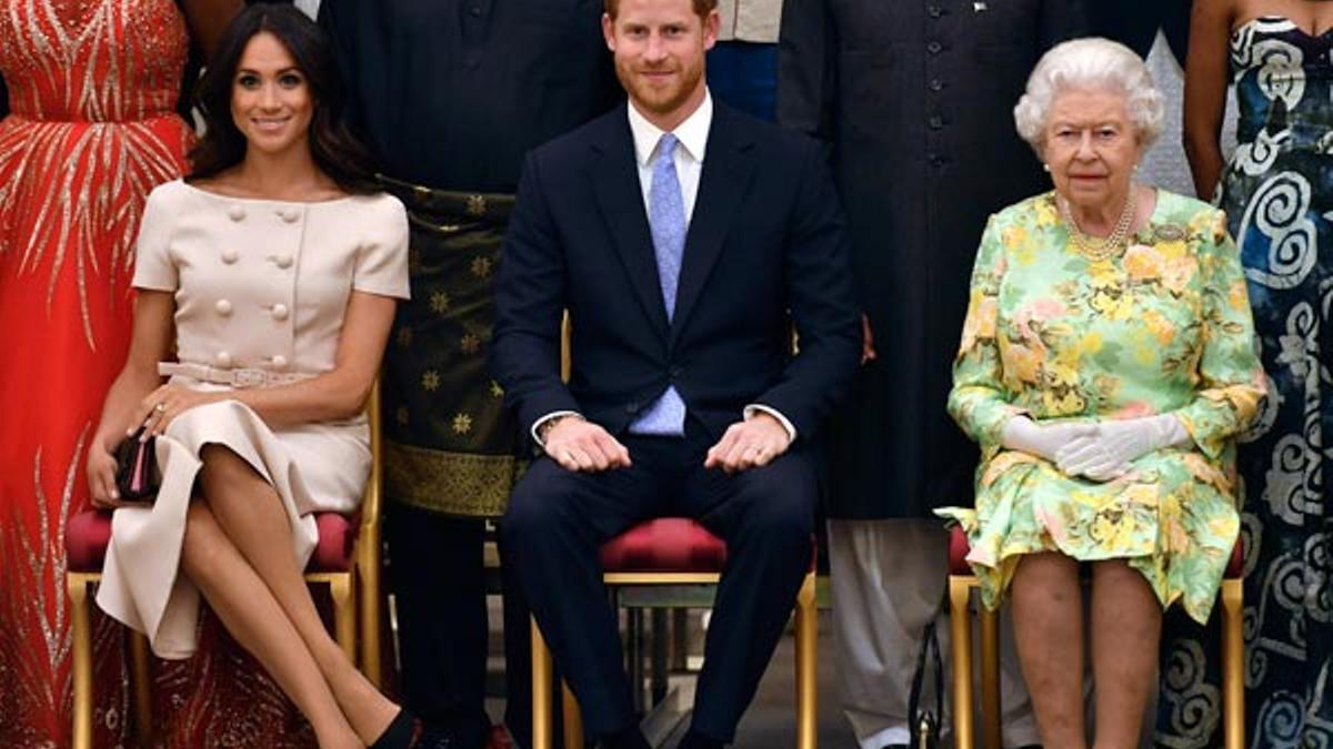 Meghan Markle de Prada junto al príncipe Harry y la reina Isabel II