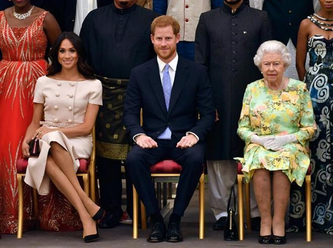 Meghan Markle de Prada junto al príncipe Harry y la reina Isabel II