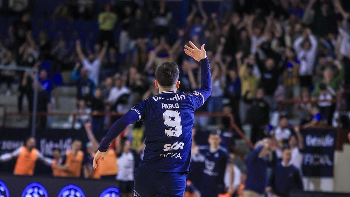 Pablo García celebra un gol con la afición en una imagen de archivo.