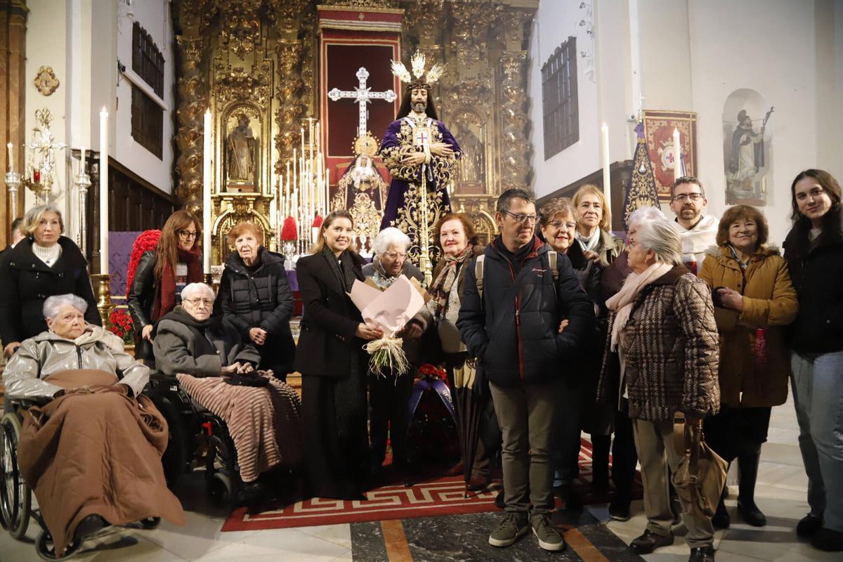 Devoción, besapiés y besamanos en el primer viernes de marzo en Córdoba, que ya huele a Semana Santa