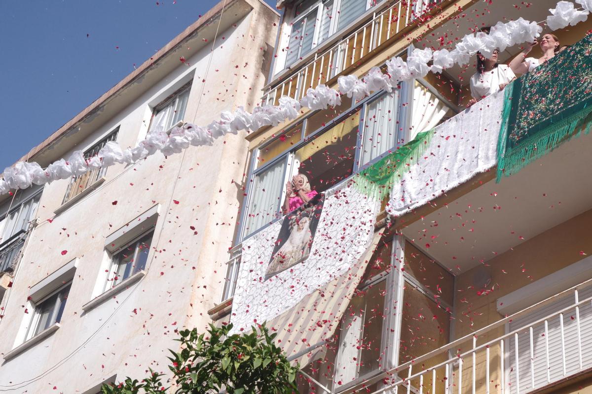 Fotos de la procesión del Rocío Coronada por el barrio de la Victoria Fotos de la procesión del Rocío Coronada por el barrio de la Victoria