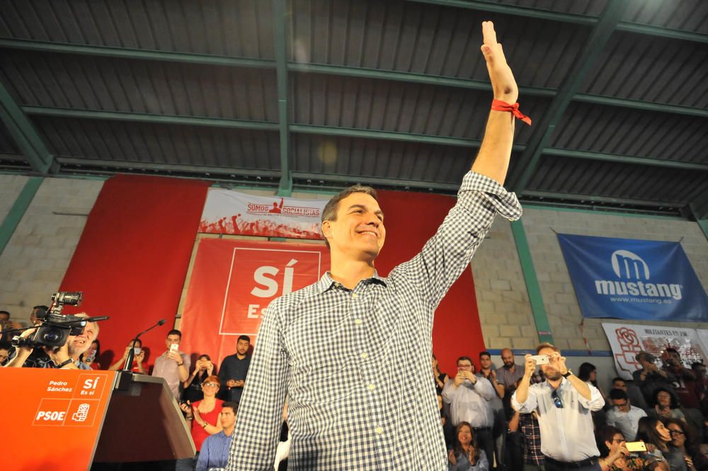 Pedro Sánchez abarrota el polideportivo de Carrús