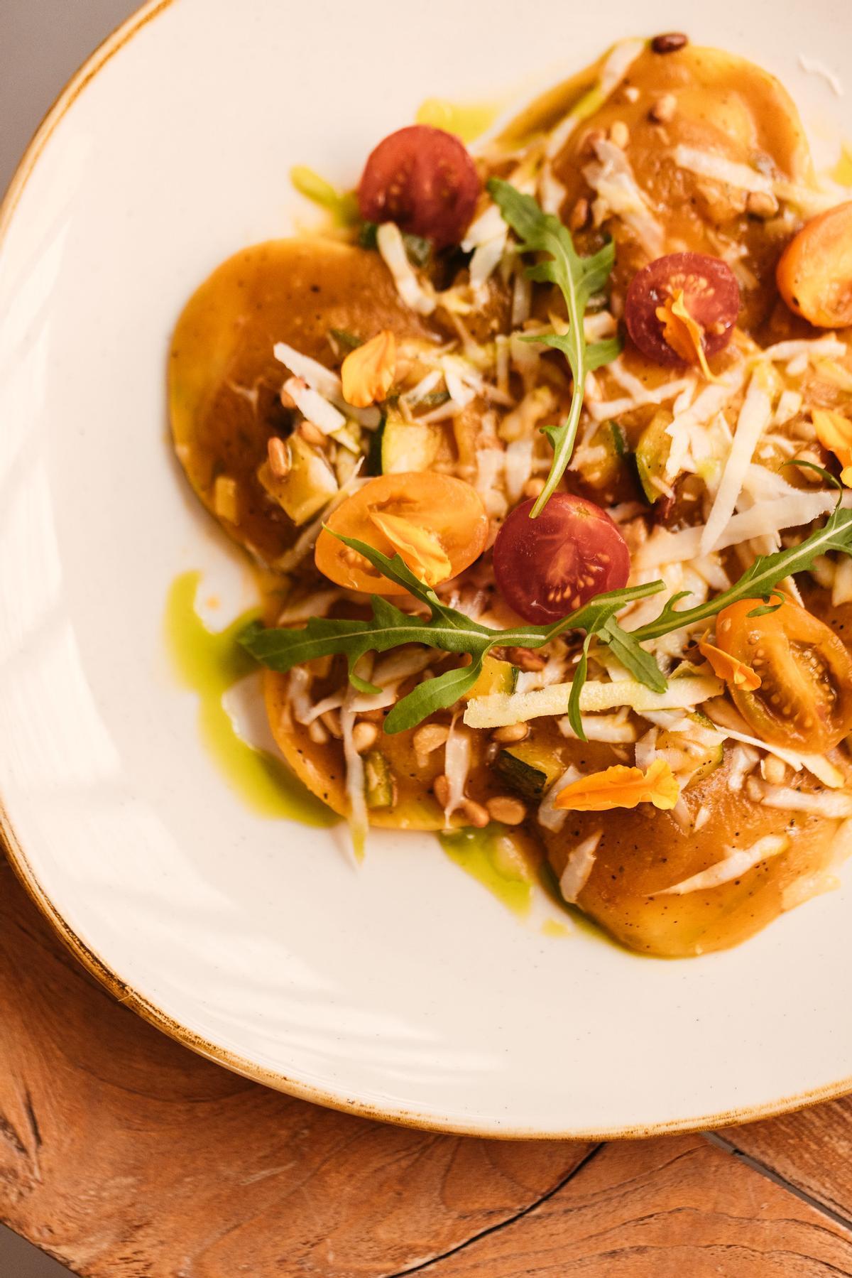 Raviolis caseros de calabaza, un clásico que permanece en la carta de Aiyanna Ibiza.