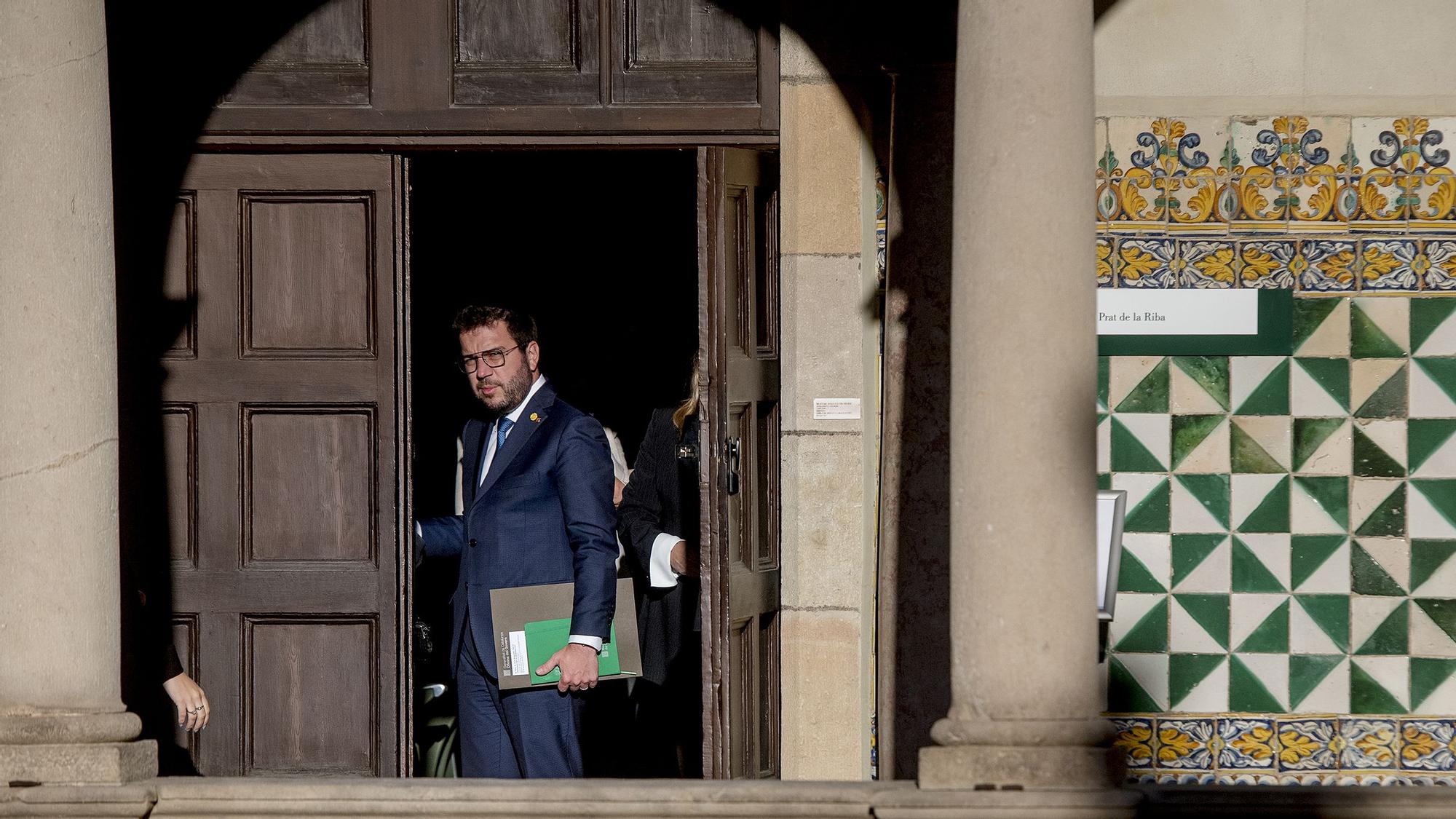 Pere Aragonés antes del inicio de la reunión extraordinaria del Consell Executiu celebrada en el Institut d'Estudis Catalans (IEC).