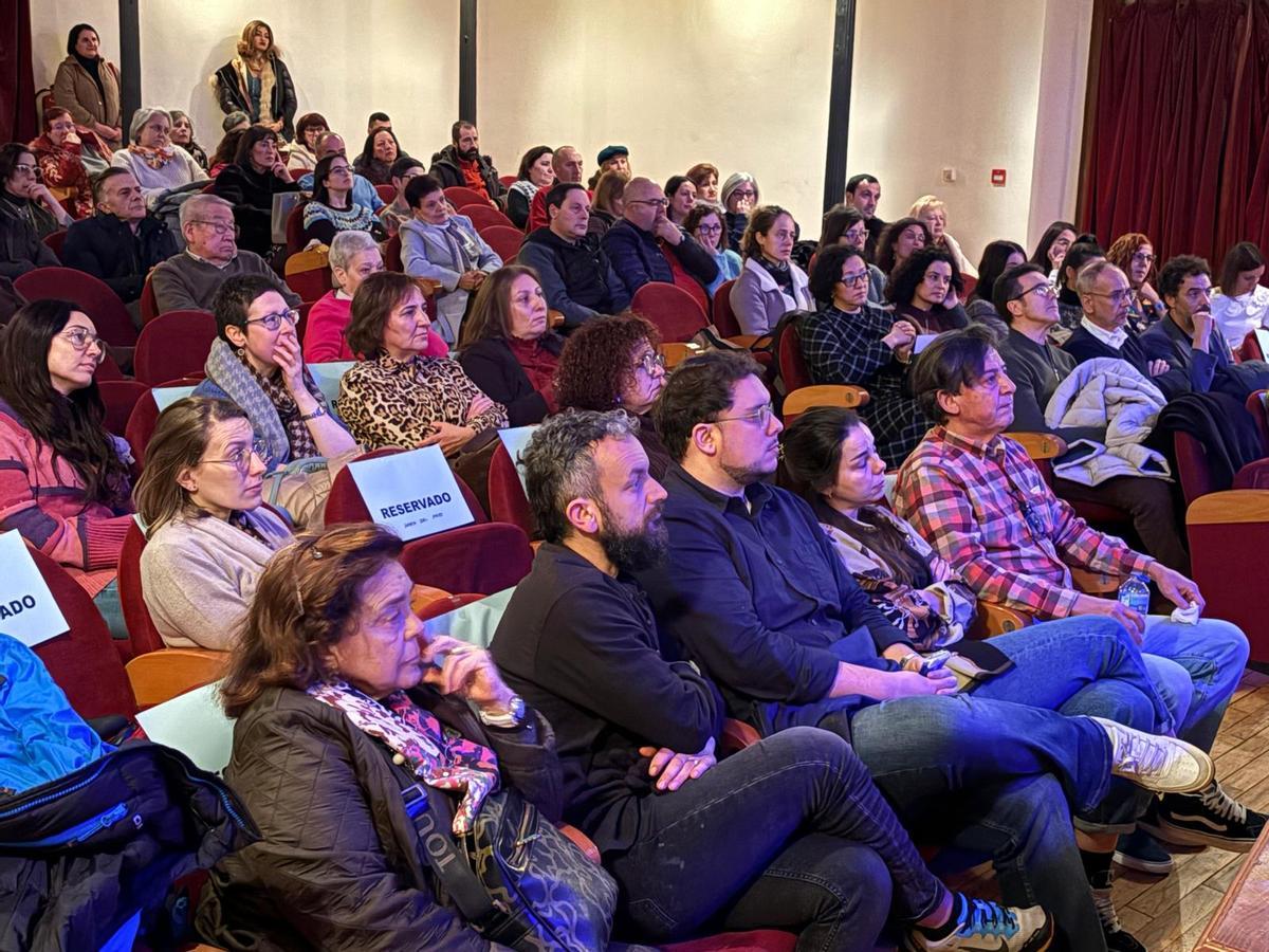 En primer término, la familia de Susana García Tardón, con el público asistente al acto de homenaje.
