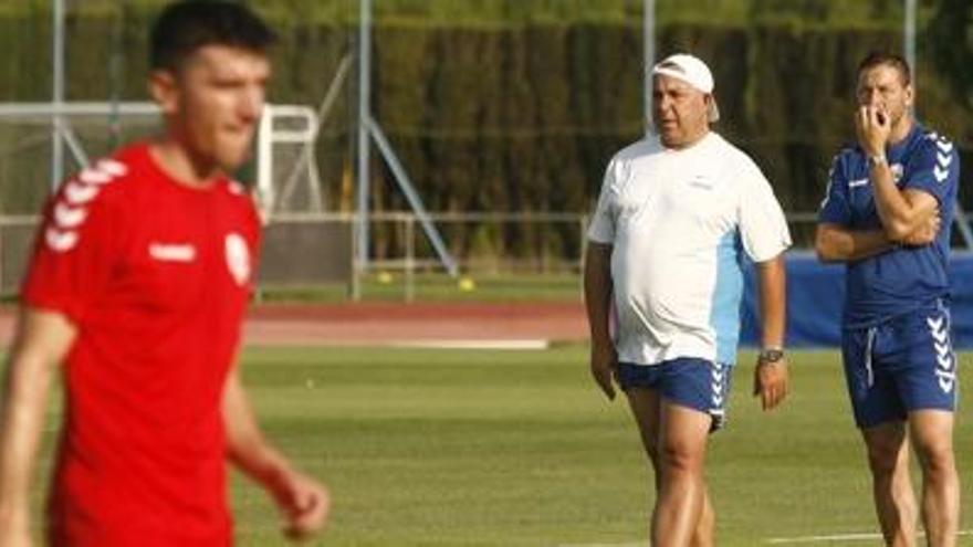 Alsina, al fons, el dimecres durant el primer entrenament de l&#039;esitu.