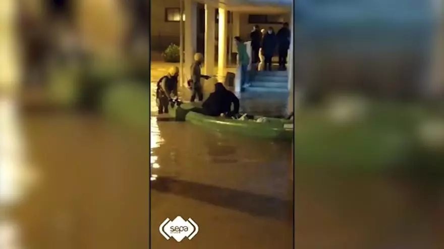 Los Bomberos rescatan en lancha a los vecinos de La Noceda