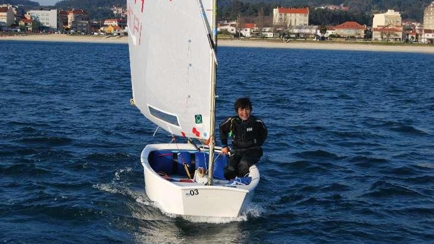 Pablo Rodríguez en su embarcación, en Cangas.