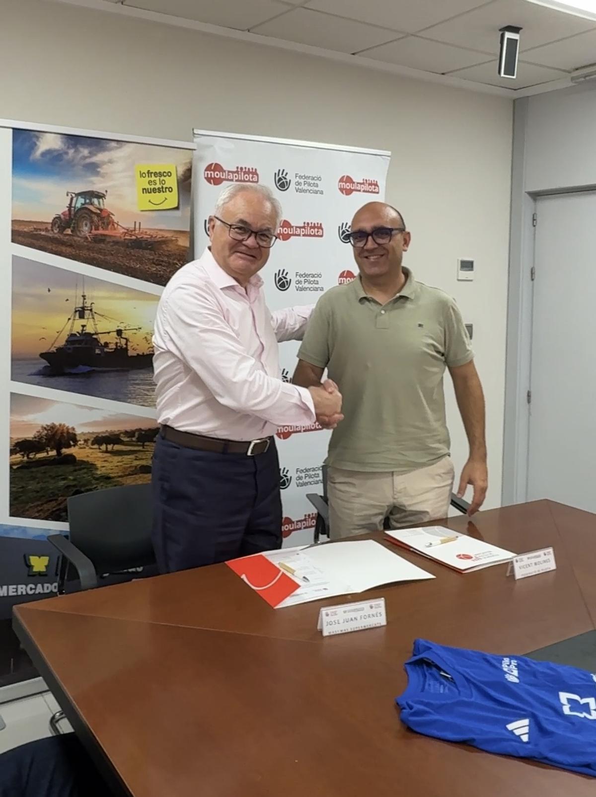 José Juan Fornés i Vicent Molines, durant l'acte de signatura del conveni de col·laboració entre masymas Supermercats i la FPV per a 2026.