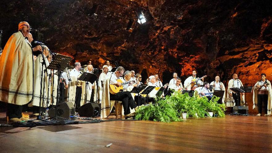 Actuación anoche de Los Sabandeños en el auditorio de Los Jameos del Agua.