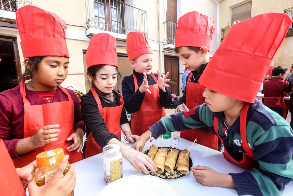 Más de 200 escolares de cuatro municipios de la Marina Baixa compiten en un concurso culinario para inaugurar la Feria Gastronómica local