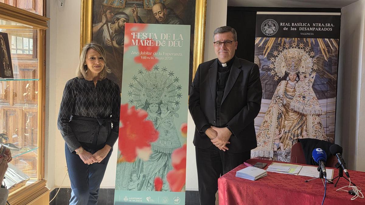 La concejala y el rector, con el cartel anunciador de la fiesta