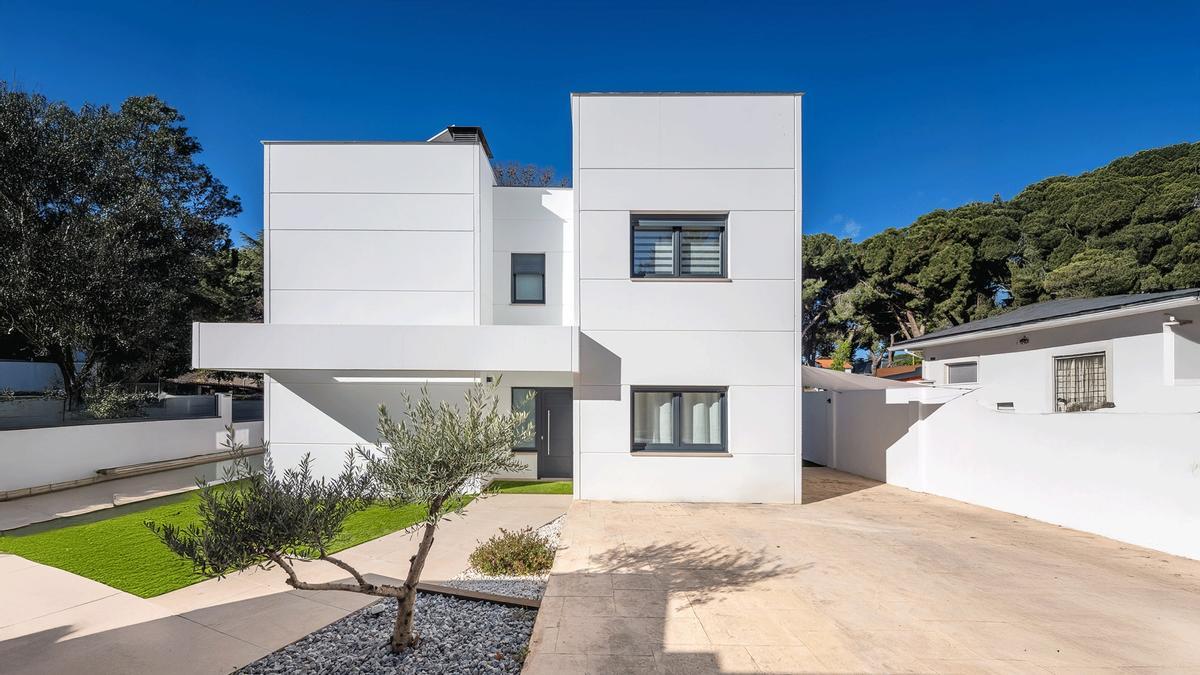 Fachada frontal de una vivienda de dos plantas.