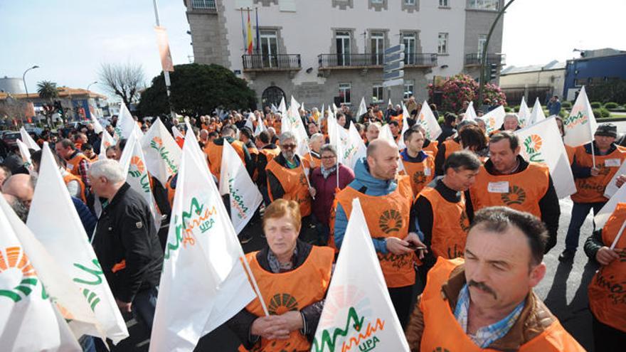 300 ganaderos y agricultores toman A Coruña para exigir contratos que cubran costes