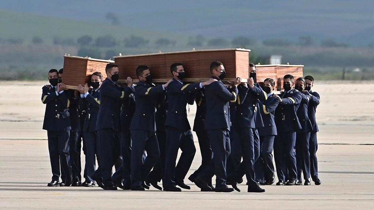 Llegada de los féretros de los periodistas David Beriain y Roberto Fraile a la base aérea de Torrejón de Ardoz