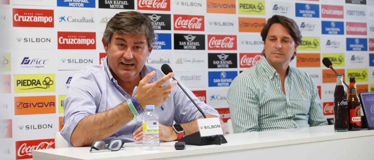 Javier González Calvo durante la rueda de prensa de despedida de Adrián Fernández-Romero.