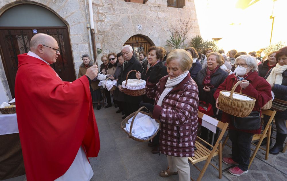 Tradicional bendición de les Coquetes de Sant Blai en Sagunt