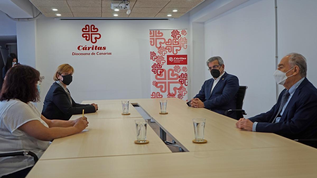 Reunión de Román Rodríguez con miembros de Cáritas en Canarias.