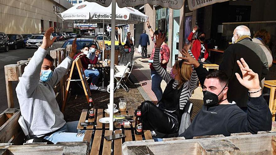 Terraza de hostelería instalada en plazas de aparcamiento con permiso municipal