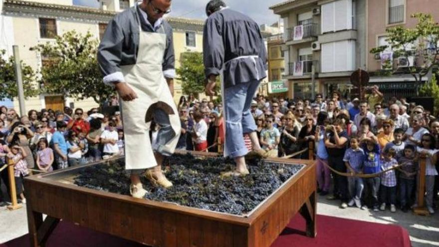 Tradicional pisado de la uva para la elaboración del primer mosto.