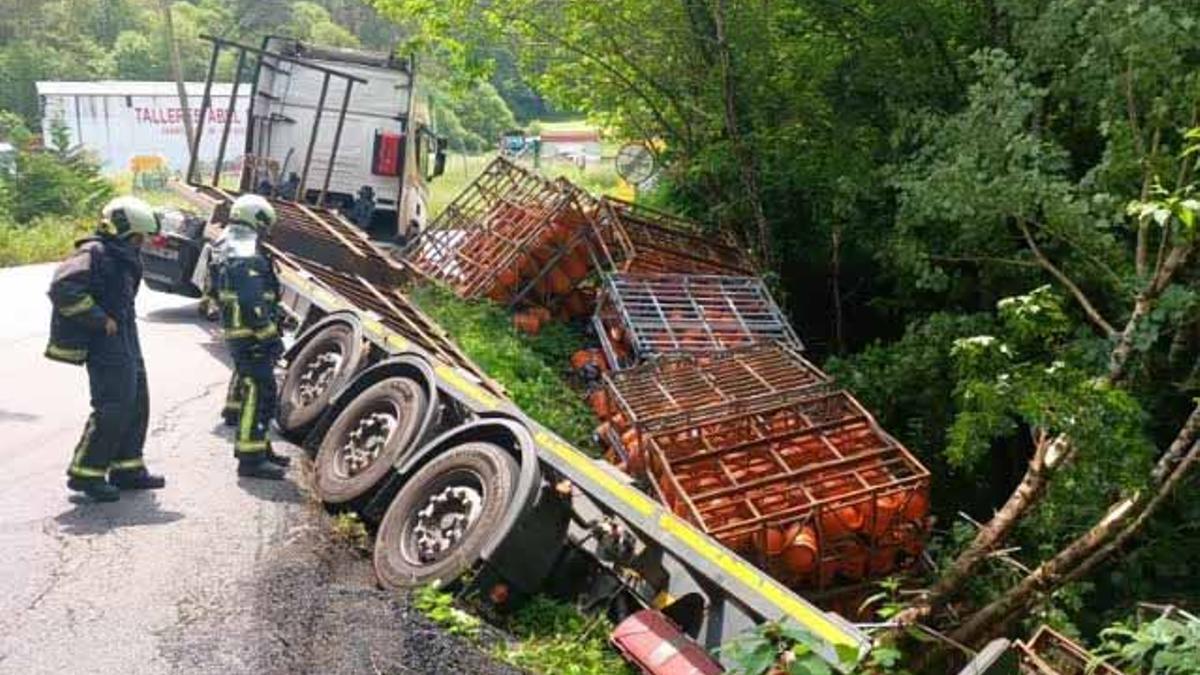 Bomberos juntom al camión siniestrado.