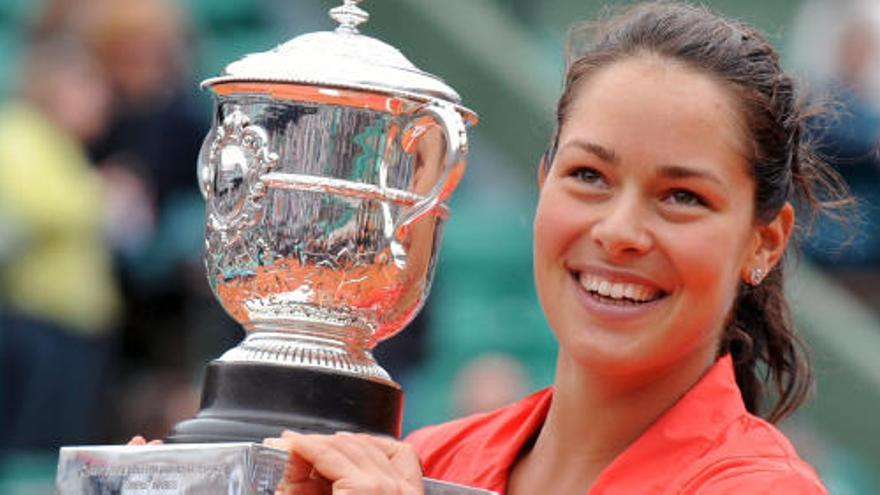 Ana Ivanovic, con el trofeo de Roland Garros que ganó en 2008