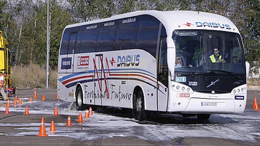 Uno de los autobuses realiza las pruebas del circuito.