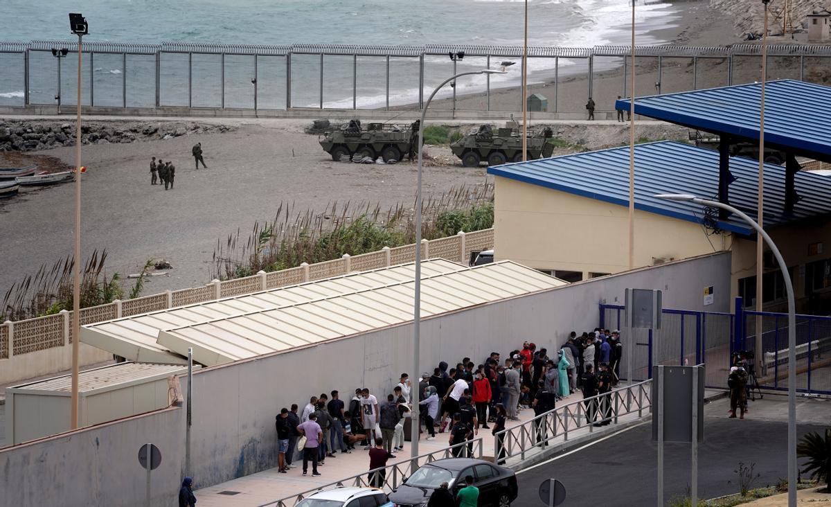 Colas de migrantes esperan para ser devueltos a Marruecos en la frontera.