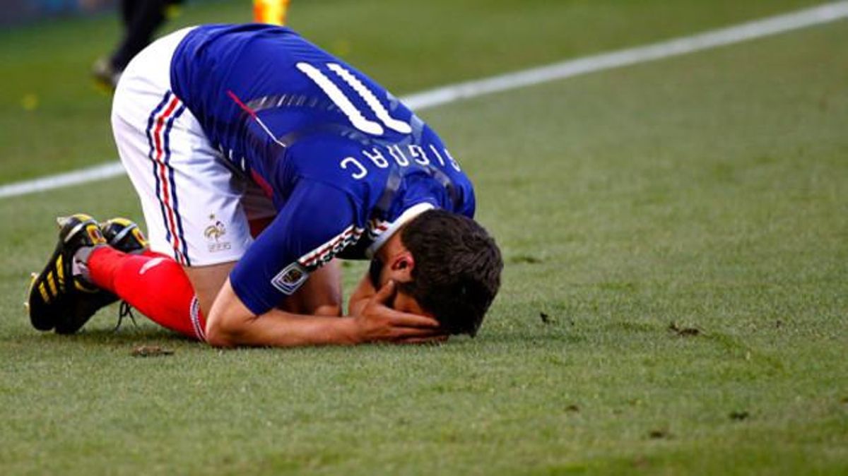 ’AU REVOIR, LES BLEUS’ - Una barreja de futbol dolent i una rebel·lió interna interminable han acabat per ensorrar els subcampions mundials a la lligueta.