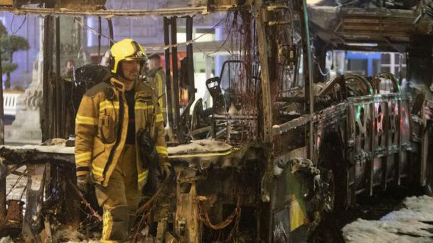 La Policía investiga el fuego intencionado de un bus urbano en el centro de Vigo