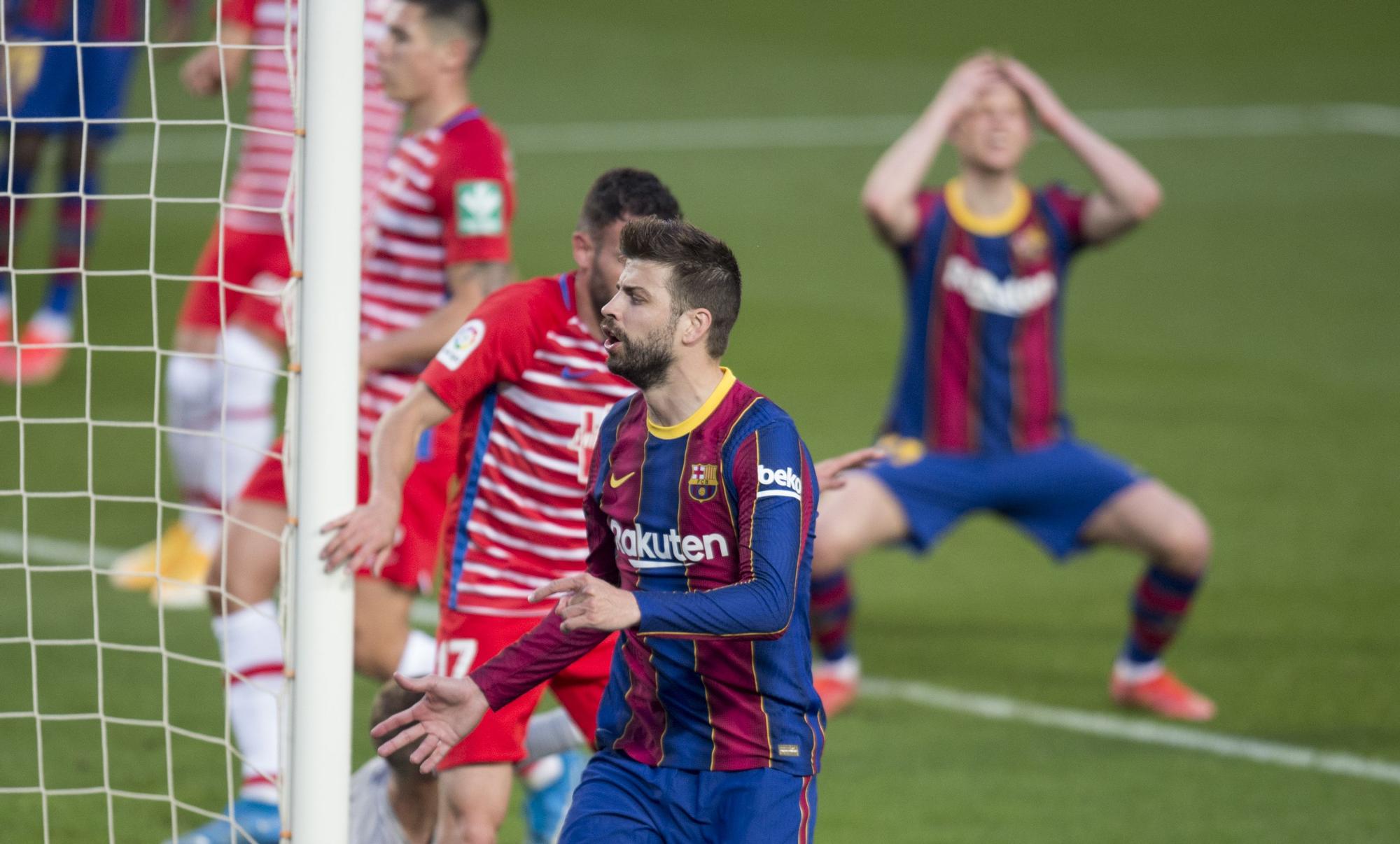 De Jong se lamenta del error de Piqué en el área del Granada.