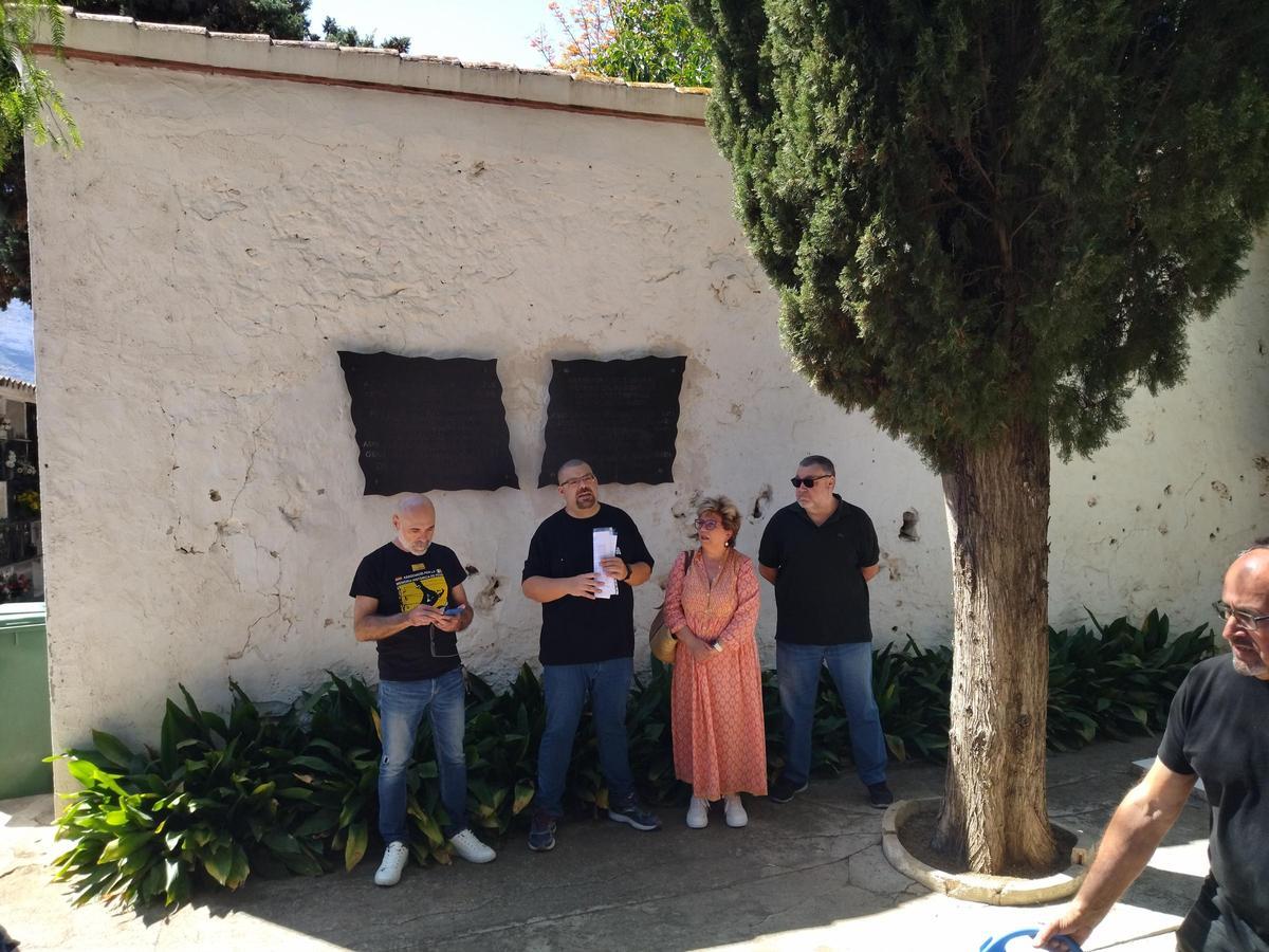 Familiares de deportados y fallecidos en los campos nazis, hoy, en el homenaje en el cementerio de Dénia