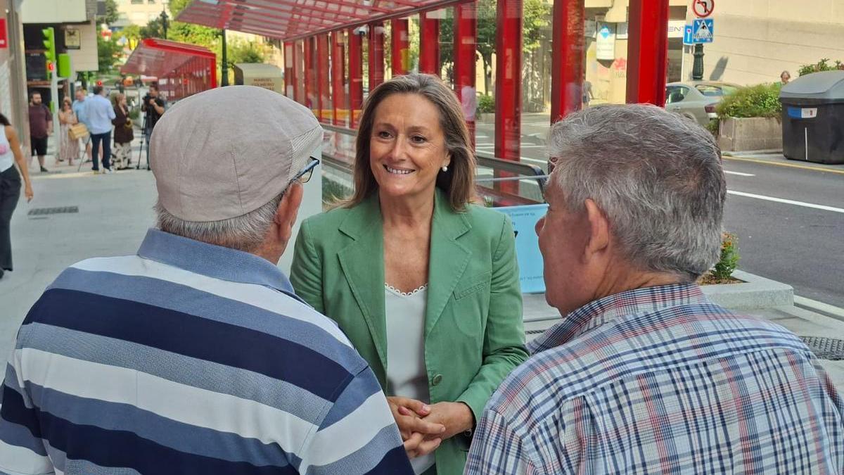 Luisa Sánchez conversa con dos vecinos en su visita a la rúa Pintor Colmeiro.