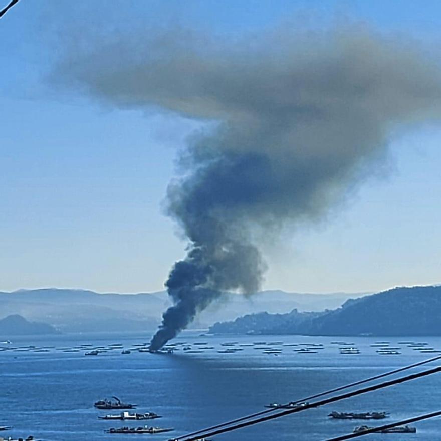 Incendio en un barco bateeiro en Bueu