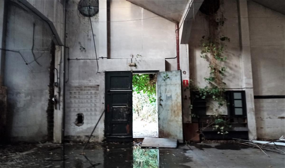 Interior de la antigua fábrica Albert Germans de L'Hospitalet, tras ser ocupada después de años abandonada.