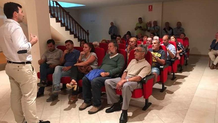 Un momento de la charla ante la militancia de Moaña.