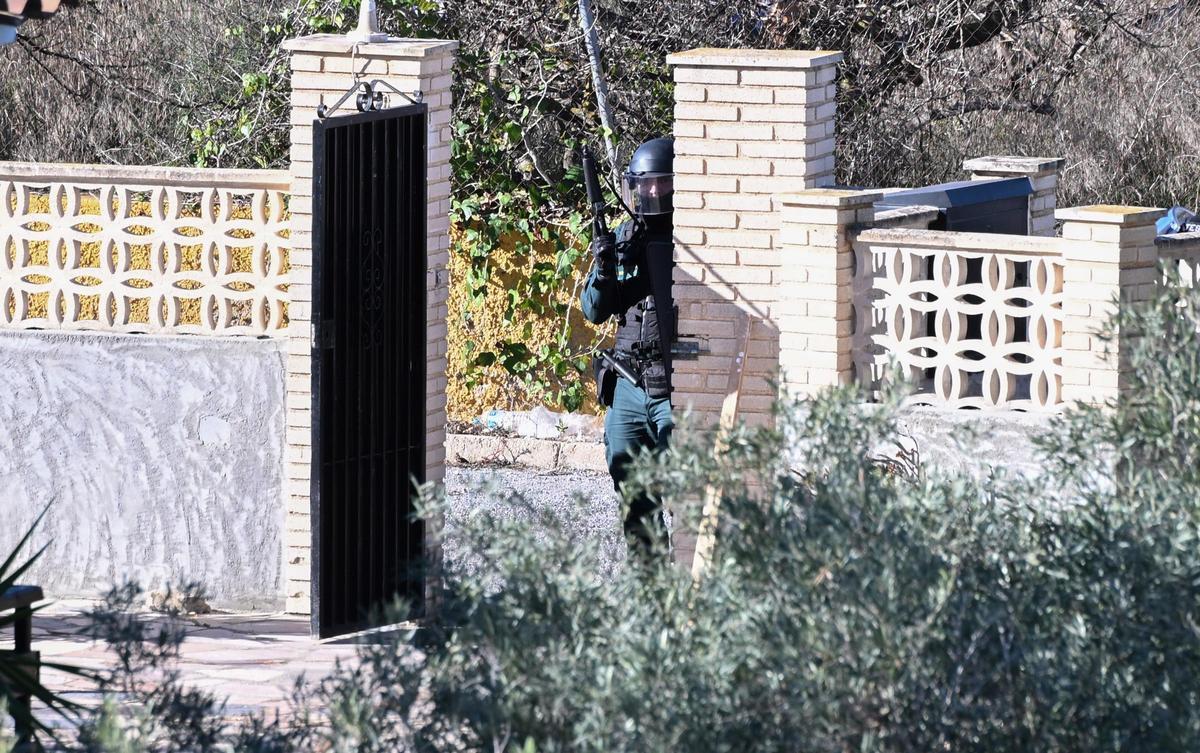 Un doble crimen mantiene acordonada una urbanización de Elche con un implicado atrincherado