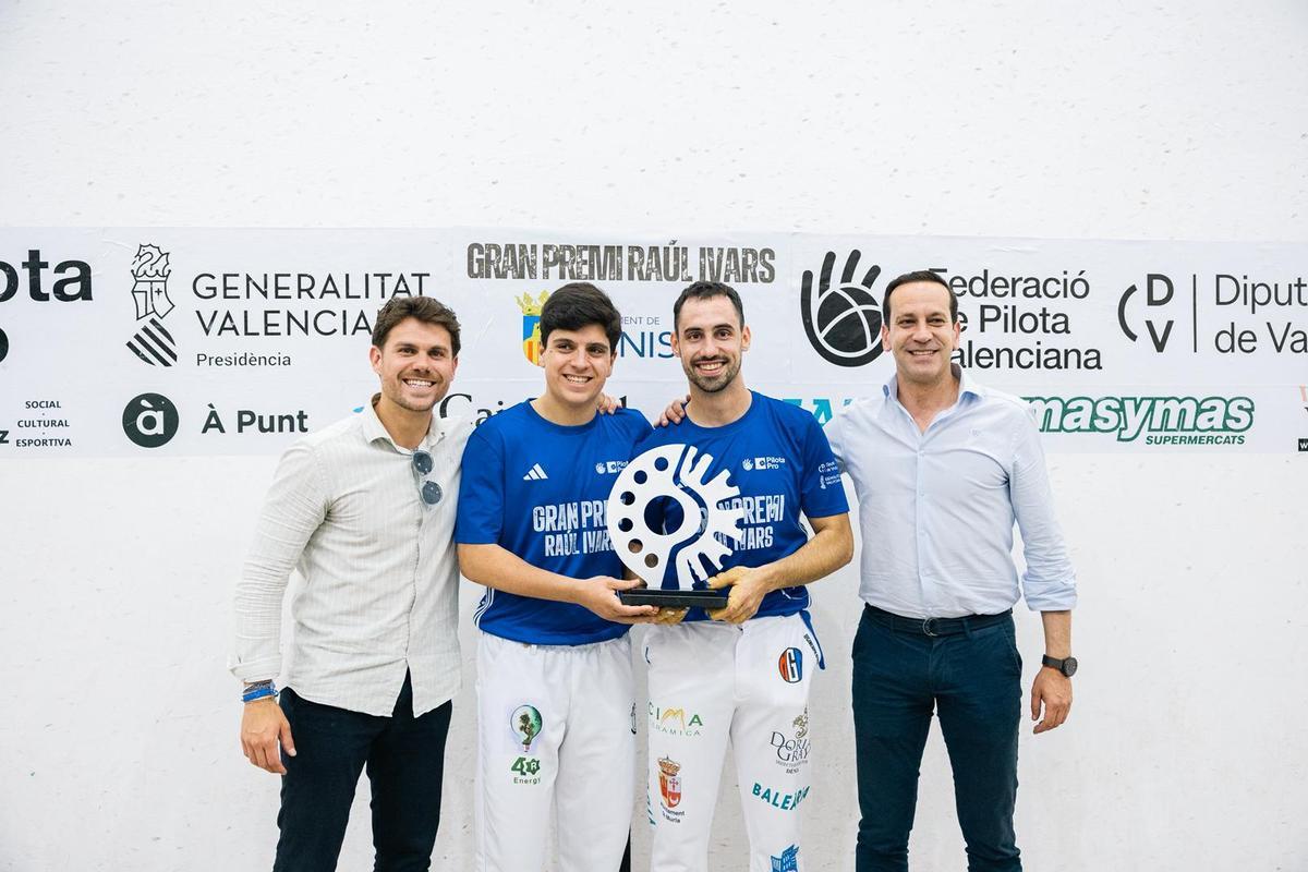Arturo Poquet i Adrian Cabrera lliuren el trofeu a Giner i Muedra.