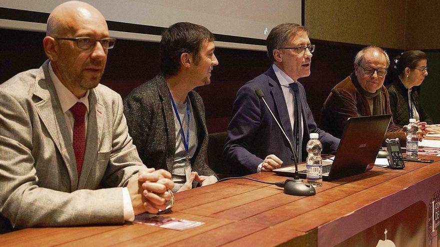 El director general de Patrimonio Cultural, Enrique Saiz, en el centro, inaugura las jornadas.