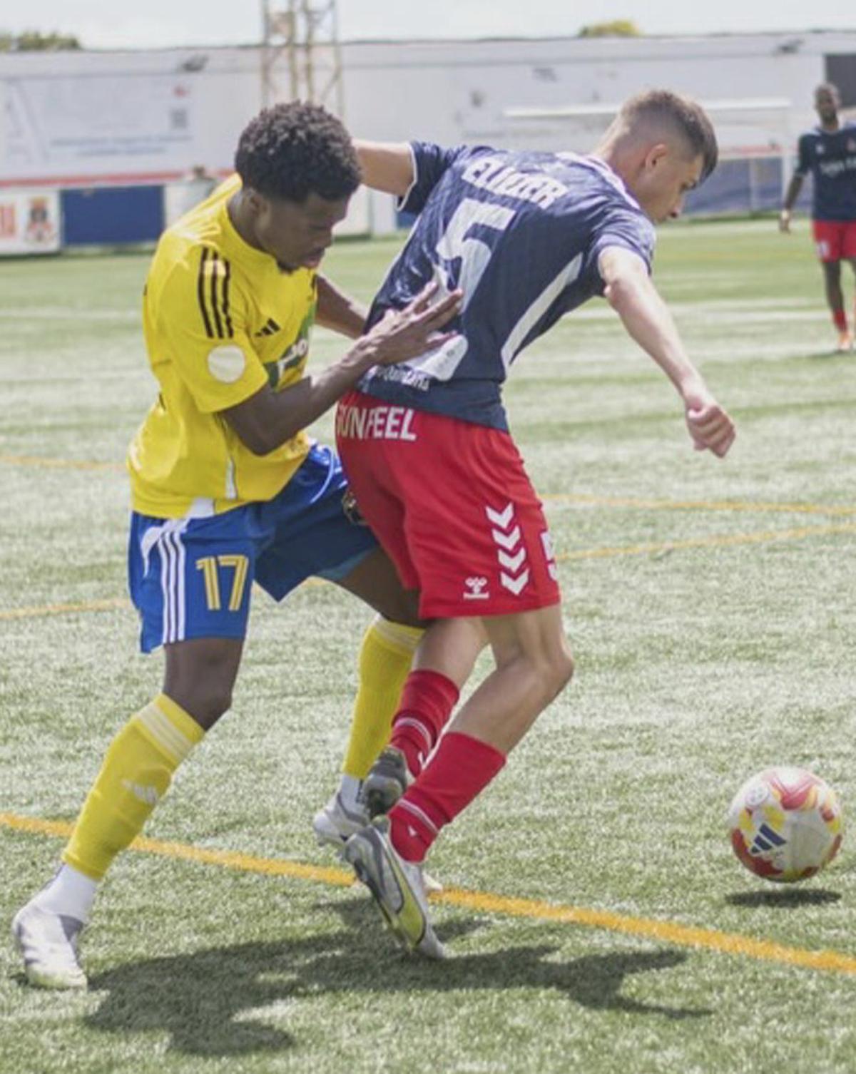 Eliezer, del Telde, protege el balón ante la presión de un jugador del San Miguel, ayer, en el choque disputado en el Pablo Hernández.