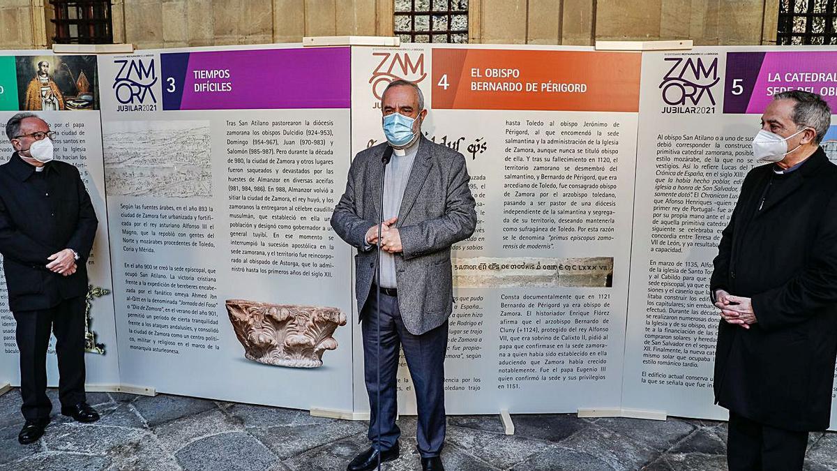 El deán de la Catedral y responsable de Patrimonio, Rivera de las Heras, explica la muestra. | Nico Rodríguez