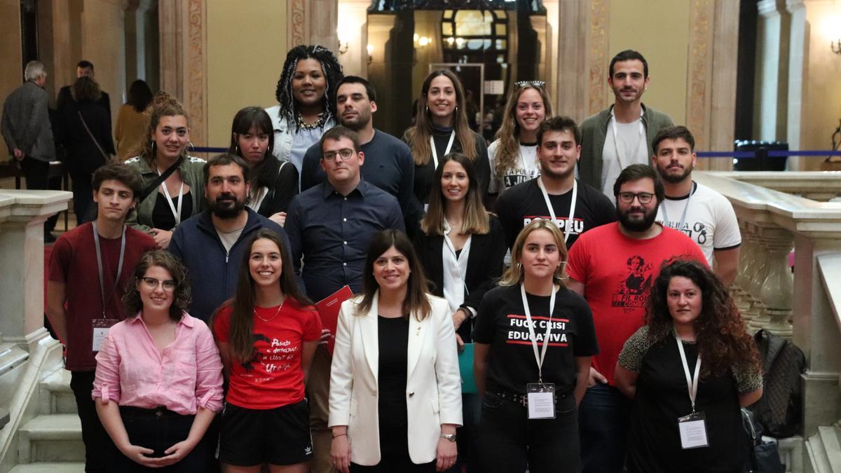 La consellera de Recerca i Universitats, Gemma Geis, acompanyada d&#039;estudiants i diputats de Junts, ERC, CUP i comuns després de l&#039;aprovació de la ILP d&#039;universitats a les escales d&#039;honor del Parlament