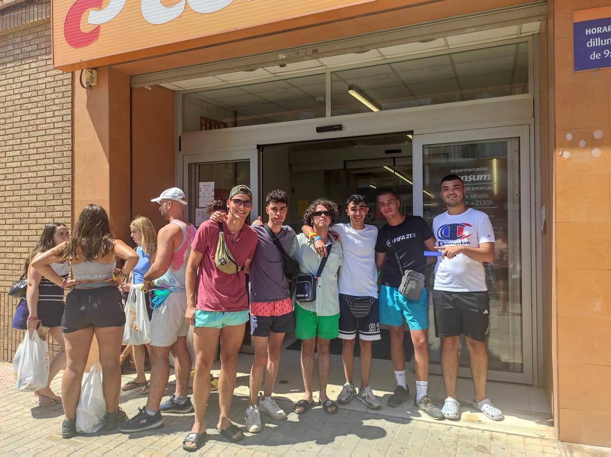 Unos jóvenes de Burgos van a Burriana a hacer la compra.