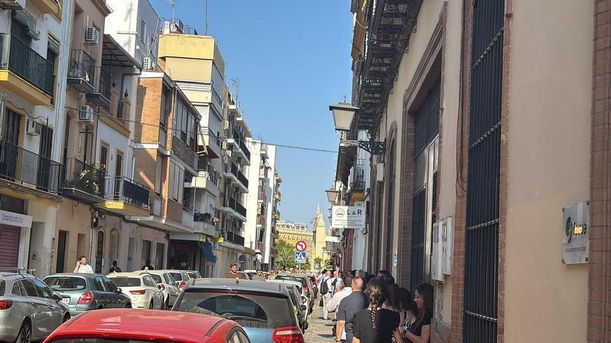 Las colas de macarenos llegan ya a la calle Feria