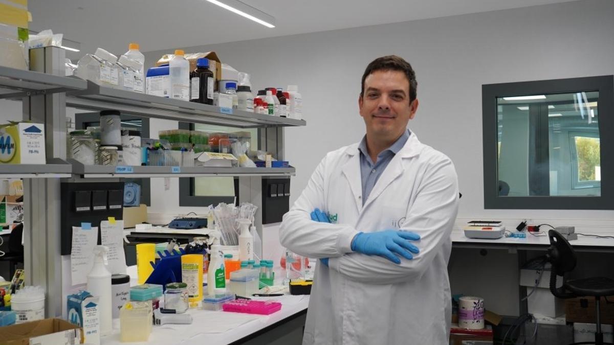 El investigador Alberto Jimenez Schuhmacher, en el laboratorio.