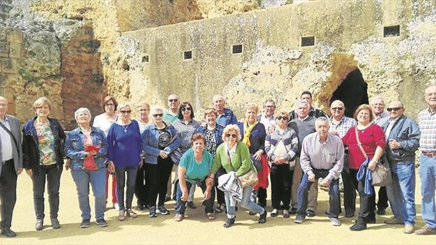 Mayores de villa del río realizan un viaje cultural a la localidad de carmona