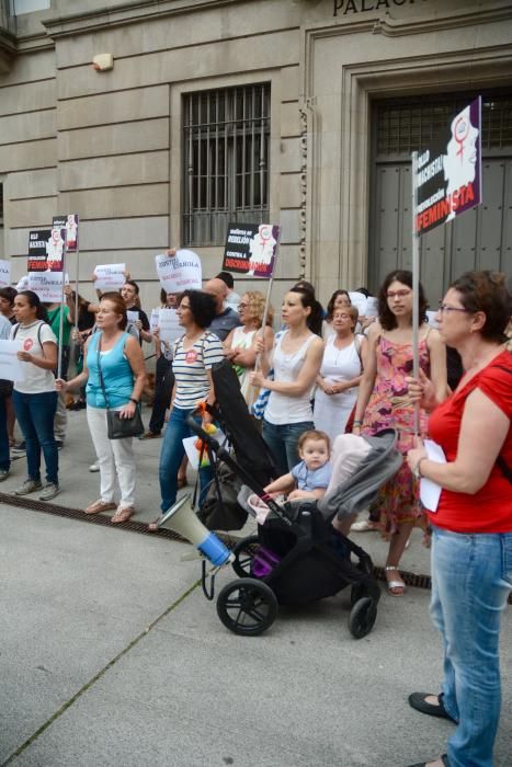 Concentración en Pontevedra contra la libertad provisional para "La Manada"